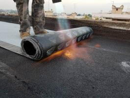 זהר מחברת "א.א זהר איטום גגות בע"מ" מבצע הלחמת יריעות ביטומניות לגג